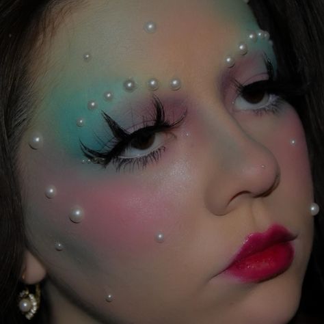 Ethereal Pearl Makeup, Mermaid Makeup Pearls, Pearl Eye Makeup, Pearl Makeup, Pearl Makeup Looks, Holographic Makeup, Y2k Makeup, Photoshoot Makeup, School Makeup