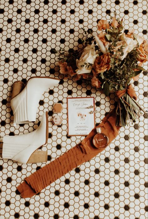 Autumn Wedding Flatlay, Flay Lay Wedding Photography, Flat Lay Wedding Photo, Flat Lay Invitation Photography, Boho Wedding Detail Shots, Wedding Stationary Photography, Wedding Flat Lay Photos, Unique Wedding Flat Lay, Elopement Flat Lay