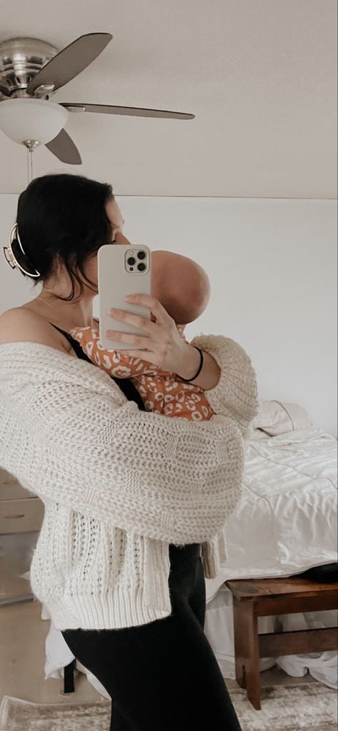 Selfies With Newborn, Faceless Baby Pictures, Hidden Baby Face Photos, Baby Photo Ideas Without Face, Hidden Face Baby Pictures, Newborn No Face Pictures, No Face Baby Announcement, No Face Newborn Photo, Private Newborn Photos