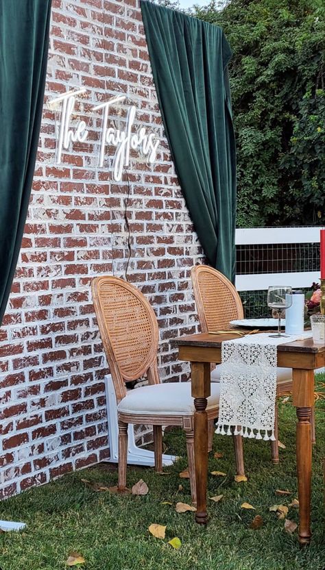 Brick Backdrop Party Ideas, Brick Backdrop Wedding, Photo Opp Wall Ideas, White Brick Wedding Backdrop, Brick Wall Head Table Backdrop, Brick Wall Wedding Decor, Faux Brick Wall Wedding Backdrop, Brick Wall Wedding Backdrop, Brick Wall Photo Backdrop