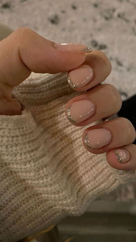 christmas nails, december nails, red christmas nails, short christmas nails, winter nails Nye Nails, Simple Gel Nails, Shellac Nails, New Year's Nails, Xmas Nails, Classy Nails, Funky Nails, Minimalist Nails, Cute Acrylic Nails