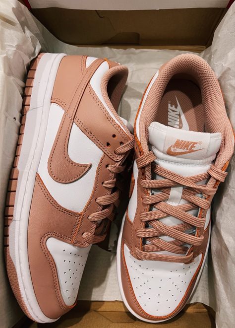 Pink Nike Dunks Low Shoes Nike Dunks Tan, Fall Nike Shoes, Pink Nike Shoes Outfit, Custom Nike Dunks, Brown Nikes, Nike Dunk Low Women, Nick Shoes, Nike Rosa, Dunks Shoes