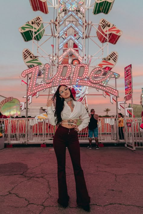 Carnival Senior Pictures, Rides Outfit, Carnival Picture Ideas, State Fair Photoshoot, Fair Senior Pictures, State Fair Outfit Ideas, Carnival Shoot, Carnival Photoshoot, Fresno Fair