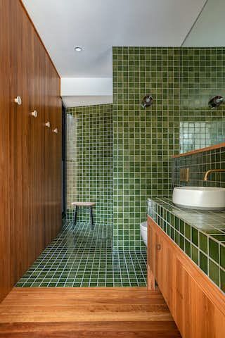 An Australian Family’s Farmhouse Reflects the Splendor of Its Surroundings - Dwell Two Entrance Bathroom Layout, Midcentury Modern Bathroom, Green Tiles, Bear Cabin, Mid Century Modern Bathroom, Mid Century Bathroom, Retro Bathrooms, Bathroom Inspo, Green Bathroom