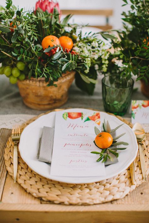 fruit inspired place settings - photo by Paula G Furio http://ruffledblog.com/1920s-mediterranean-wedding-inspiration-in-valencia-spain #weddingplaces Place Settings Everyday, Reception Place Settings, Wedding Brunch Reception, Table Settings Everyday, Farmhouse Table Setting, Deco Fruit, Brunch Decor, Fall Brunch, Citrus Wedding