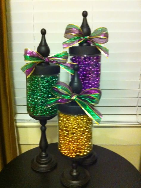 DIY Why Spend More: Mardi Gras! Mardi Gras Party Ideas, Mardi Gras Centerpieces, Mardi Gras Ideas, Mardi Gras Crafts, Mardi Gras Decor, Theme Carnaval, Mardi Gras Wreath, Mardi Gras Decorations, Mardi Gras Beads