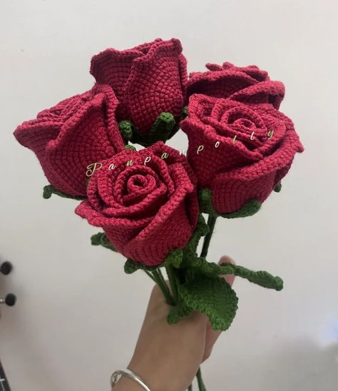 IG: panpanpolly Red Rose Flower Bouquet, Lace Crochet Patterns, Cross Stitch Cow, Crochet Gift Ideas, Crochet Mask, Crochet Flowers Easy, Pretty Crochet, Crocheting Patterns, Crochet Fairy