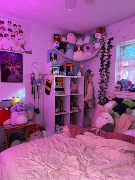 kpop album shelf kpop room inspo aesthetic bedroom squishmallow Squishmallows Bedroom Aesthetic, Squishmallow Net Storage, Squishmallow Bedroom Aesthetic, Squishmallow Setup Ideas, Squishmallows Shelf, Squishmallow Bedroom Ideas, Bedroom Squishmallow, Squishmallows Aesthetic Room, Squishmallow Room Ideas