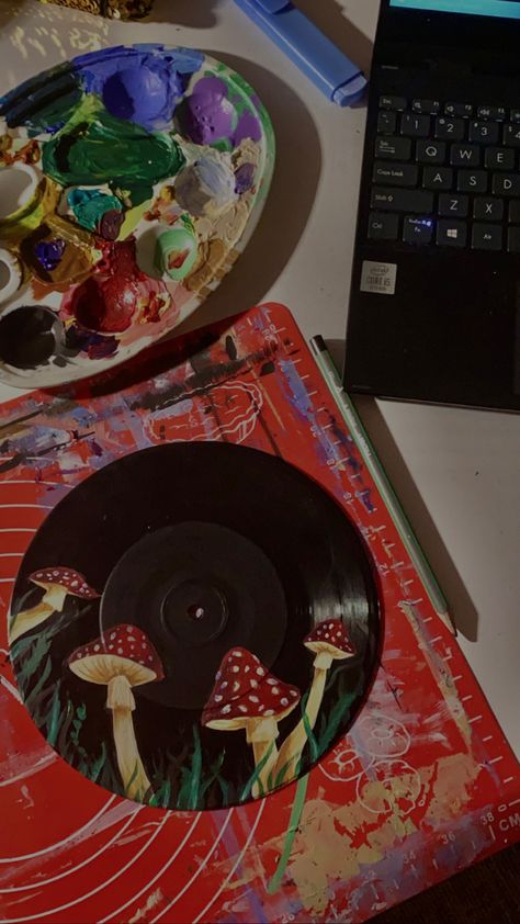 mushroom 
vynil
cozy
aesthetic Record Painting Ideas Mushrooms, Mushroom Record Painting, Art On Vinyl Records, Things To Paint On Records, Vynil Paintings, Painted Vynal Records, Vynil Record Painting Ideas, Painting Ideas On Cds, Painted Albums