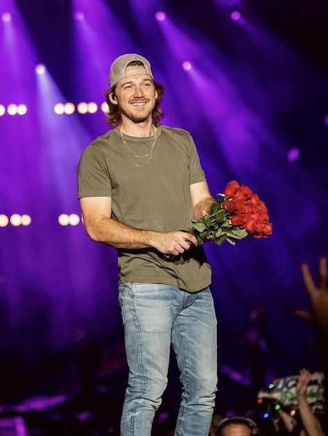 Morgan Wallen With Roses, Hot Morgan Wallen Photos, Funny Morgan Wallen Pictures, Famous Country Singers, Hot Summer Outfits, Best Country Singers, Country Singer, Celebrity Updates