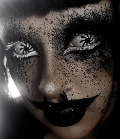 Extreme Gothic Makeup, Victorian Halloween Makeup, Easy Scary Makeup Halloween, Gore Face Makeup, Halloween Makeup Black And White, Black And White Jester Makeup, Goth Party Makeup, Gore Clown Makeup, Scary Goth Makeup