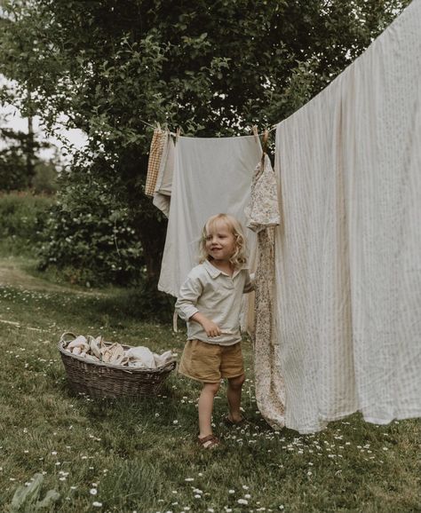 Laundry Line Photoshoot, Clothes Line Photoshoot, Clothesline Photoshoot, Cottagecore Photoshoot, Mommy And Me Photo Shoot, Family Portrait Poses, Motherhood Photography, Line Photo, Spring Family