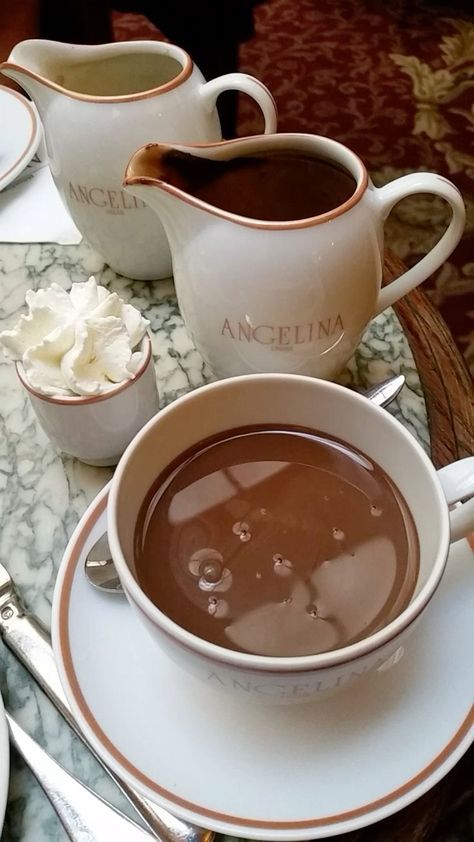 Angelina Hot Chocolate, Drinks Coffee, Cafe Food, Coffee Recipes, Pretty Food, Cute Food, Me Time, Yummy Drinks, Beauty Blogger