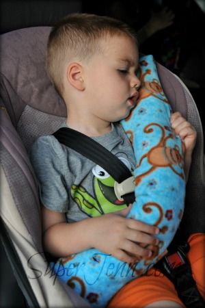 Sleeping on Seatbelt Pillow Seat Belt Pillow, Disney Countdown, Hantverk Diy, Projek Menjahit, Pillow Tutorial, Creation Couture, Learn To Sew, Sewing For Kids, Future Kids