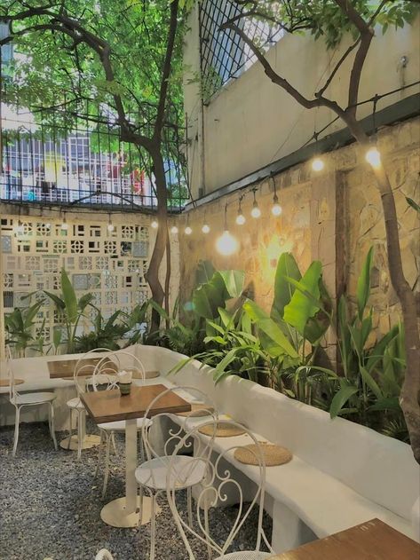 Garden Cafe Interior Design, Outdoor Cafe Interior Design, Backyard Restaurant, Backyard Cafe, Cute Backyard, Cafe Design Inspiration, Courtyard Cafe, Shop Architecture, Coffee House Design