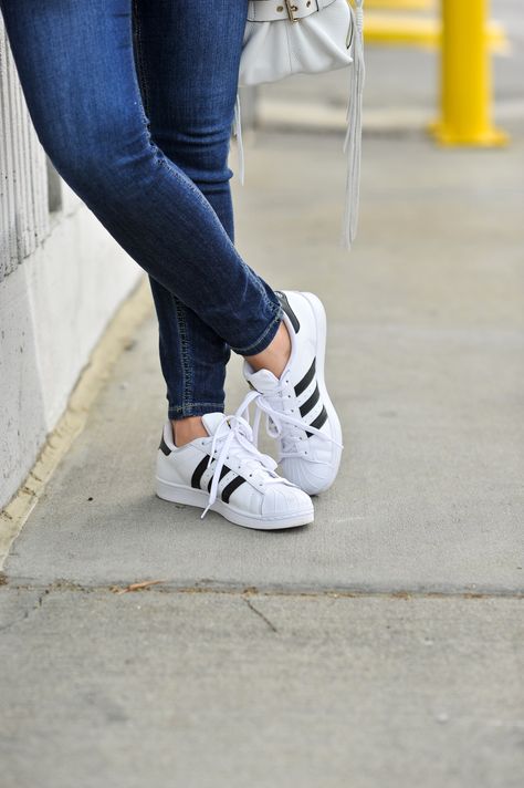 Jump on the Adidas Superstars bandwagon and rock these fashion sneakers all sorts of ways. See 6 ways on how to style Adidas Superstars from My Style Vita. Adidas Tennis Shoes Outfit, Superstars Outfit, Addias Shoes, Keds Outfits, Trendy Street Style Outfits, Adidas Superstar Outfit, Superstar Outfit, Trendy Taste, Style Adidas Shoes