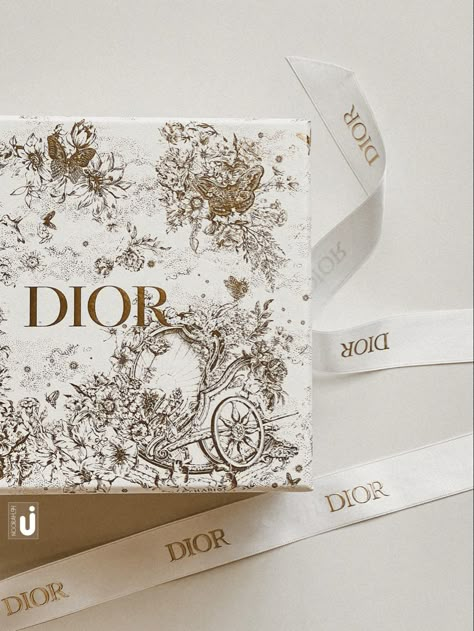 Dior Vintage Makeup, Dior Christmas Packaging, Dior Packaging Design, Dior Packaging Boxes, Dior Gift Card, Gold White Aesthetic, Dior Branding, Dior Packaging, Holiday Packaging Design