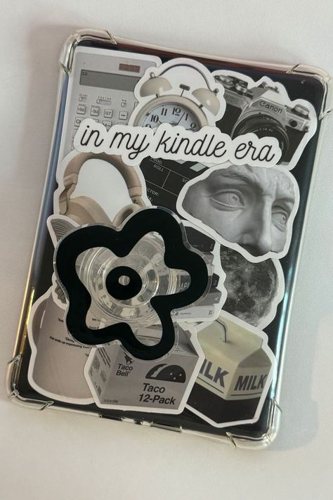 Black and white stickers on a clear kindle case. Kindle Case Aesthetic, Kindle Aesthetic Case, Reading Kindle, Kindle Aesthetic, Aesthetic Case, Bookstagram Inspiration, Currently Reading, Summer Reading Lists, Kindle Case