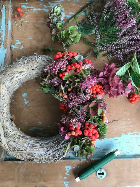 Autumn Hygge, 1 September, Fall Deco, Flower Wreath, How To Make Wreaths, Flower Shop, Flower Decorations, Floral Art, Autumn Leaves