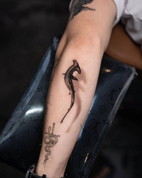 Hammerhead Tattoo, Hai Tattoo, Hammerhead Shark Tattoo, Shadow Tattoo, Tatuagem Masculina Pequena, Petit Tattoo, Bottle Tattoo, Shark Tattoo, Ocean Tattoos