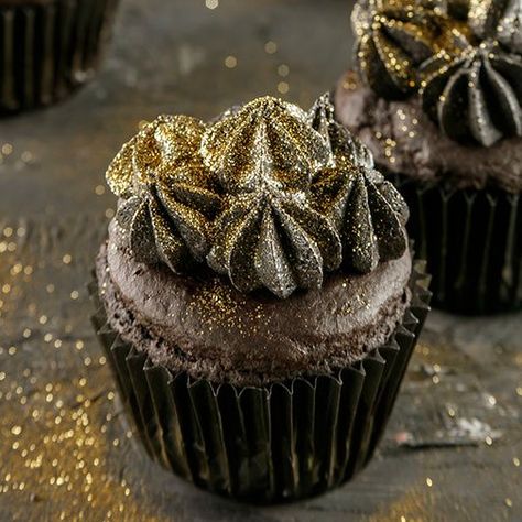 Black Halloween Cupcakes With Gold Dust Recipe - Click to enlarge Halloween Cupcake Recipe, Simple Ghost, Halloween Dessert Table, Witch Store, Halloween Food Cupcakes, Silicone Cupcake Molds, Chocolate Halloween, Chocolate Deserts, Leftover Halloween Candy