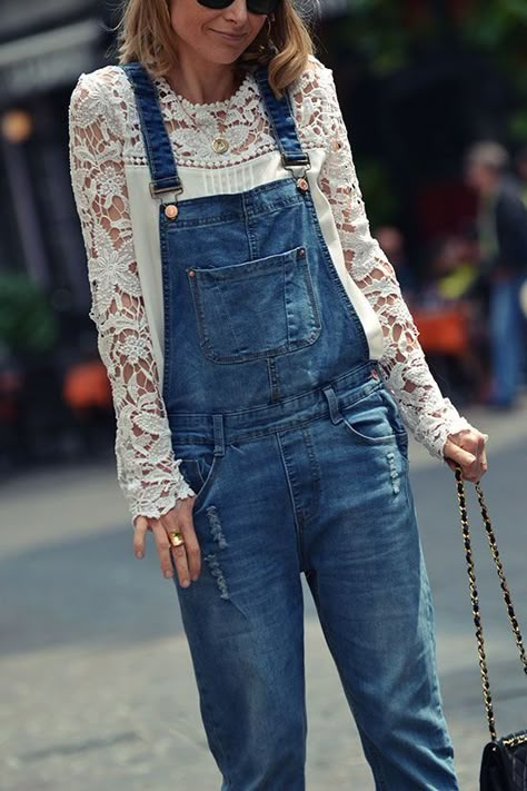 Salopette en jean + blouse en dentelle How To Wear Dungarees, Vestiti In Jeans, Dungaree Outfit, Overall Outfit, Overalls Outfit, Jeans Overall, Denim Overalls, Mode Inspiration, Dungarees