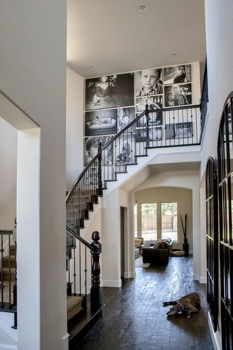 Stairwell Pictures, Stairs Wall Decor Ideas, Foto Scale, Entry Idea, Displaying Family Pictures, Stairway Gallery Wall, Picture Walls, Gallery Wall Staircase, Staircase Wall Decor