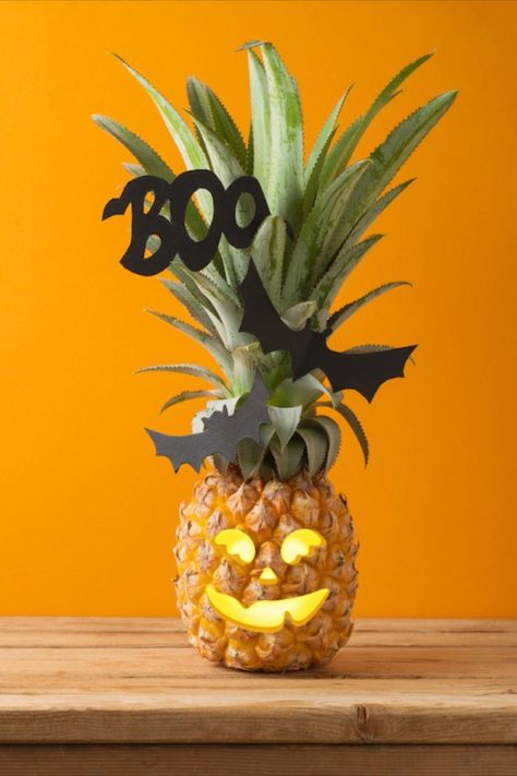 Pineapple Corer, Pineapple Wallpaper, Halloween Party Ideas, Pineapple Recipes, Pineapple Salsa, Halloween Eyeballs, Comfort Food Recipes Dinners, Scary Faces, Halloween This Year