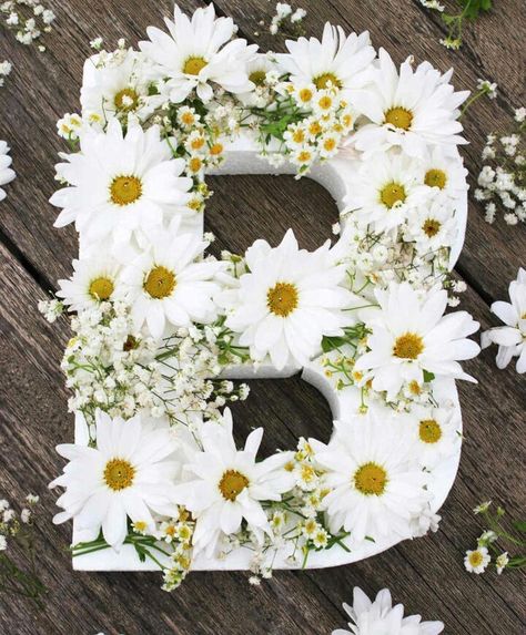 Daisy Photo Backdrop, Daisy Flower Decor, Diy Daisy Decor, Daisy Decorations Party, Baby Shower Daisy Theme, Daisy Centerpiece Ideas, Daisy Party Theme 1st Birthdays, Daisy Party Theme, Daisy Letters