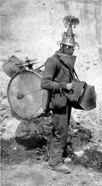 One Man Band Ca 1900 One Man Band, Best Guitar Players, Man Band, Street Musician, Old Photographs, Mens Band, Vintage Drums, Vintage Band, 인물 사진