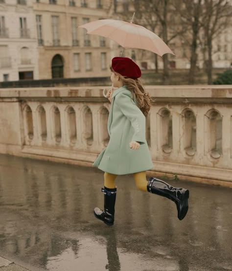 Baby Dior collection hommage Paris Christian Dior enfant 6 Cordelia De Castellane, Dior Kids, Paris Kids, Vogue Kids, Paris Vogue, Kids Winter Outfits, Baby Dior, Dior Collection, People Poses