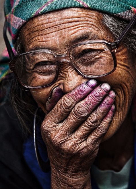 Laughing Portrait, Portrait Black And White, Old Faces, Happy Faces, French Photographers, Old Woman, Black And White Portraits, Just Smile, People Of The World