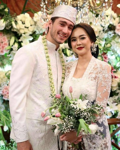 Malay Wedding Dress, Pose Prewedding, Sanggul Modern, Javanese Wedding, Wedding Groomsmen Attire, Royal Wedding Gowns, Nikah Outfit, Kebaya Wedding, Adat Jawa