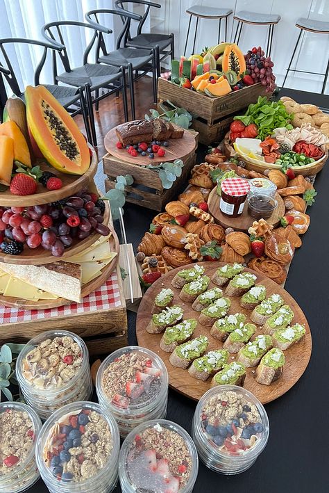 Breakfast Harvest Table, Mini Grazing Table, Grazing Table Aesthetic, Breakfast Spread Table, Breakfast Graze Board, Breakfast Grazing Board, Diy Grazing Table, Wedding Breakfast Buffet, Catered Breakfast