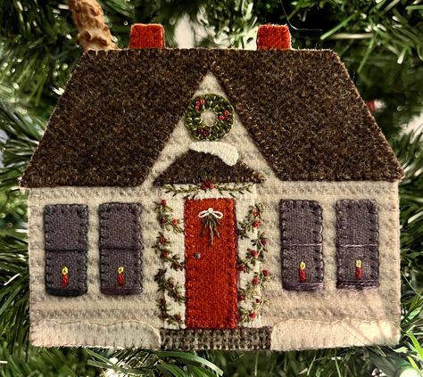 Felted Wool Quilts Ideas, Wool Ornaments Christmas, Wool Applique Christmas Ornaments, Christmas Wool Applique Patterns, Felt House Ornaments, Wool Applique Patterns Free, Wool Applique Patterns Templates, Felt Applique Ideas, Free Wool Applique Patterns