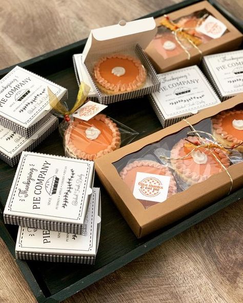 AMANDA on Instagram: "I can’t wait for you all to try your pumpkin cookie pies! @miss_cookie_packaging @brpboxshop" Mini Pie Packaging, Pie Boxes Packaging Diy, Pie Packaging Ideas, Bussines Packaging, Dessert Sampler, Pie Packaging, Cookie Packing, Dessert Packaging Design, Cookie Pies