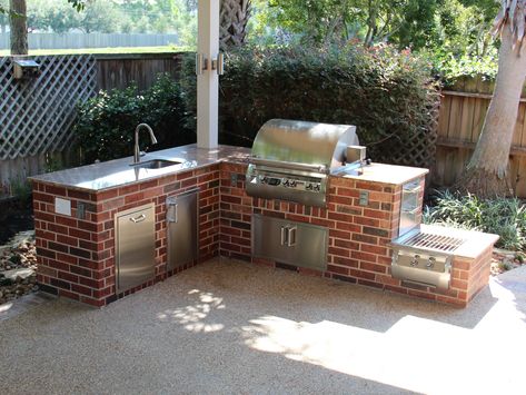 L Shape Outdoor Kitchen Ideas, L Shaped Outdoor Kitchen, Trash Drawer, Kitchen Triangle, Patio Pond, Outdoor Cooking Area, Outdoor Kitchen Countertops, Outdoor Kitchen Plans, Outdoor Bbq Kitchen