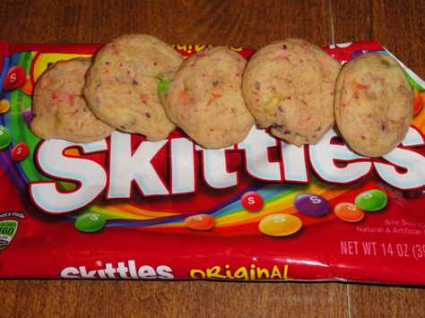 Skittles Delight Cookie-Eian wanted to make skittle cookies for santa-gonna try these! Skittle Cookies, Skittles Recipes, Rainbow Skittles, Housewife Recipes, Recipes Vintage, Food Making, Taste The Rainbow, Perfect Cookie, Brownie Bar