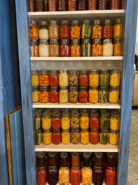 Pantry Designs, Canned Foods, Canned Food Storage, Homestead Gardens, Vegetable Storage, Farm Stand, Food Display, Pantry Design, Food Pantry