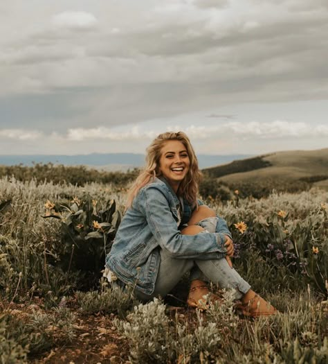 Colorado Portrait Photography, Badlands Senior Pictures, Outdoorsy Senior Pictures, Colorado Senior Pictures, Senior Pictures Mountains, Senior Picture Ideas Mountains, Mountain Portrait Photography, Mountain Photoshoot Ideas, Mountain Portraits