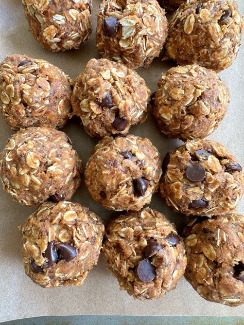 Pumpkin Pie Spice Energy Bites Baked Protein Balls, No Bake Bites, Snack Balls Healthy, Pumpkin Energy Bites, Pumpkin Oatmeal Energy Bites, Pumpkin Bites, Pumpkin Oat Protein Balls, Apple Pie Energy Bites, Pumpkin Spice Energy Bites