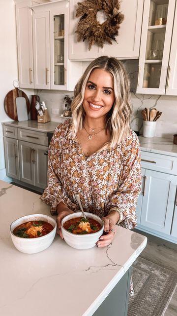 Alexa Anglin on Instagram: "White Chicken Chili- a fall staple around here! So easy, feeds a crowd, & freezes beautifully! Recipe at the end so you can screenshot 🙌🏻 #recipe #chili #dinner" Alexa Anglin Hair, Quinoa Chicken Chili, Hatch Chicken Chili, Real Food Dietitians White Chicken Chili, Trisha Yearwood Hot Chicken Chili, What’s Gaby Cooking White Chicken Chili, Alexa Anglin, Chili Dinner, 2024 Haircuts