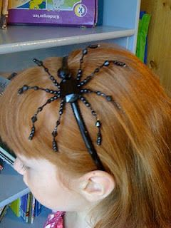 Fabric Headbands Diy, Tiara Halloween, Halloween Accessories Diy, Spider Headband, Clever Costumes, Ribbon Ideas, Christmas Spider, Halloween Hair Bows, Beaded Spiders