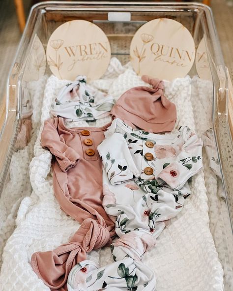 Might just be the cutest TWIN announcement ever!!! 💕 I love the idea of mixing and matching the prints and solids... and can we just have a… Twin Baby Girls Newborns, Baby Girl Name Signs, Twin Girl Outfits, Mommy And Me Hospital Outfits, Twin Announcement, Maternity Robes, Twin Birth Announcements, Twins Announcement