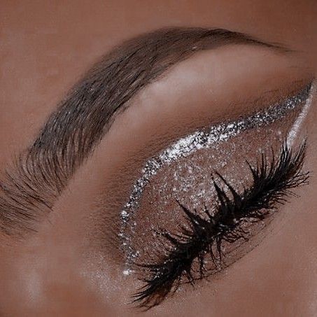 Prom Makeup Euphoria, Sliver Makeup Looks Simple, Sliver Glitter Make Up Looks, Prom Night Makeup Sparkle, Best Dewy Foundation, Silver Makeup Looks For Prom, Silver Prom Makeup, Glowy Dewy Makeup, Sliver Makeup