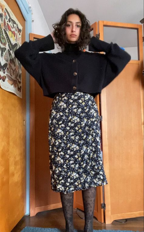 Floral Skirt With Sweater, Long Floral Skirt Outfit Winter, Floral Punk Outfits, Floral Slip Skirt Outfit, Floral Skirt Outfits Winter, How To Style Patterned Skirt, Black Cardigan Skirt Outfit, Floral Skirt Fall Outfit, Black Floral Outfit