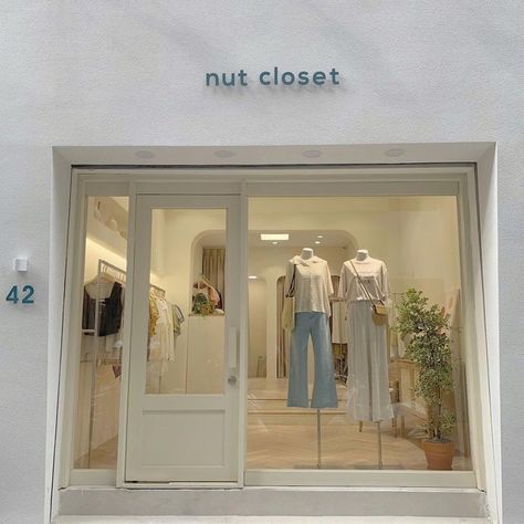 Fashion Store Design, Retail Store Interior Design, Clothing Store Interior, Desain Pantry, Clothing Store Design, Store Design Boutique, Storefront Design, Retail Store Interior, Store Layout