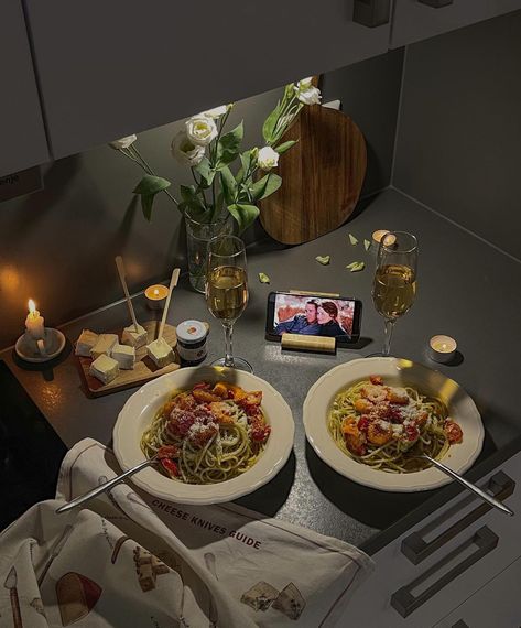 Dinner Date Aesthetic, Crafts Spring, Date Night Recipes, 2024 Nails, Romantic Dinner Recipes, Wallpaper Halloween, Dinner At Home, Food Therapy, Light Dinner