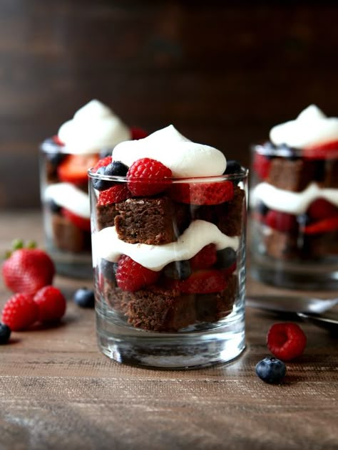 Dessert Mini, Berry Trifle, Berry Parfait, Trifle Desserts, Dessert Aux Fruits, Dessert Party, Trifle Recipe, Homemade Brownies, Small Desserts