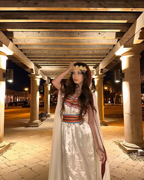 Traditional Algerian Dress, Amazigh Clothing, Algerian Traditional Clothing, Asoka Trend, Algeria Clothes, Algeria Culture, Algerian Dress, Algerian Clothing, Sparkle Wedding Dress